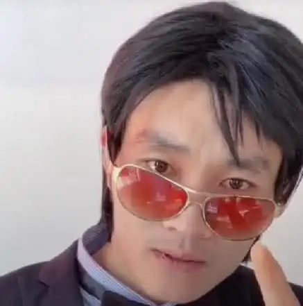 可能很多人第一眼就会把他当做周星驰,只是这个专业模仿者比周星驰