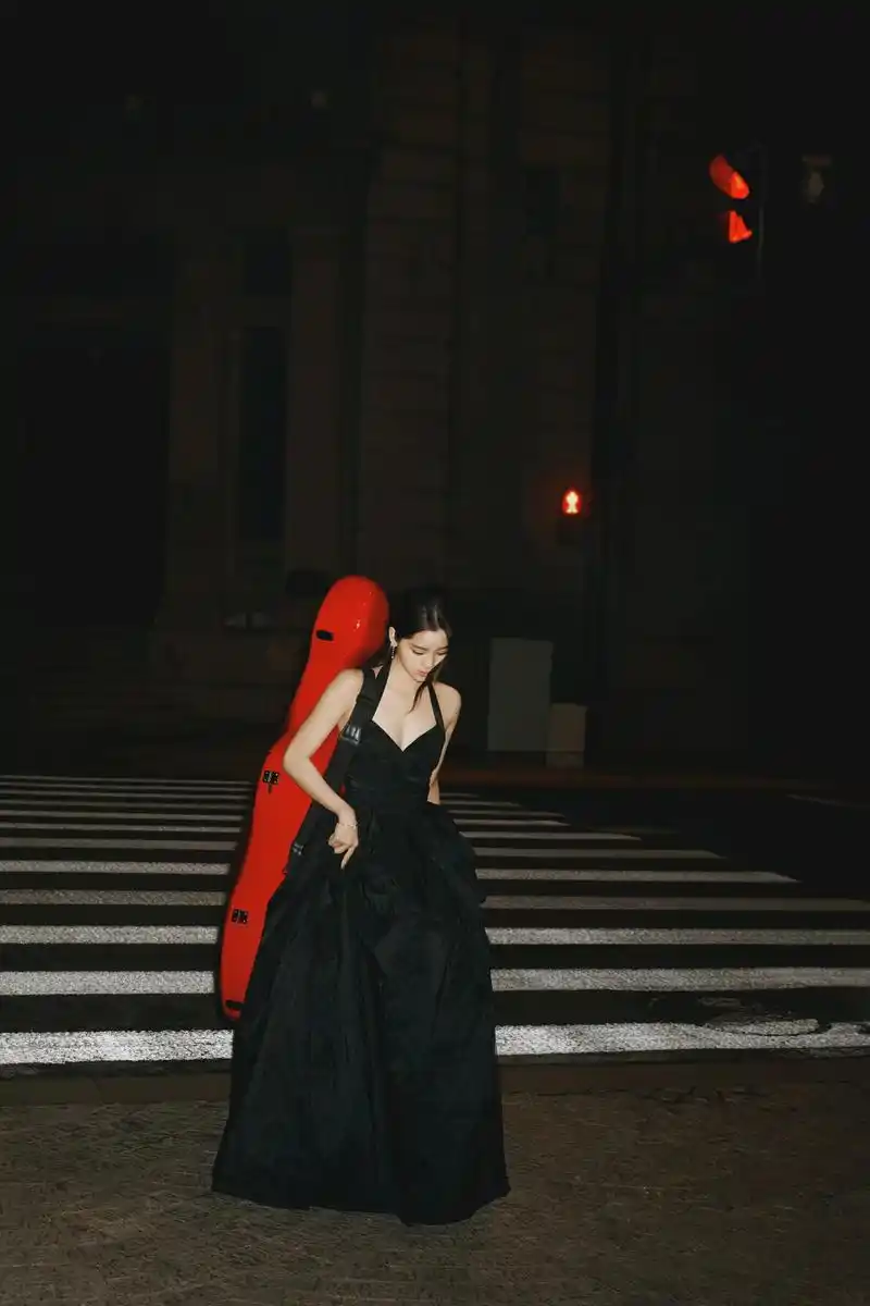 欧阳娜娜穿上黑色裸背礼服裙演绎大提琴时 欲罢不能的舞台魅力