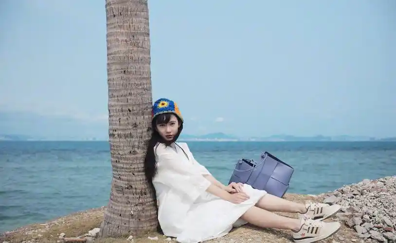 刘萌萌白色连衣裙海边优雅写真_漂亮_网友_演技