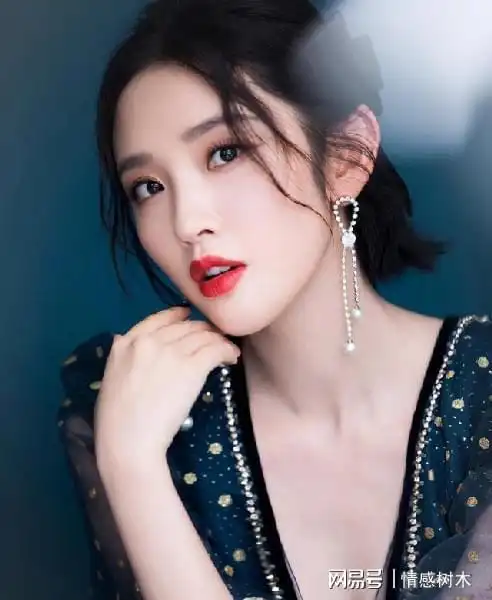 唐艺昕是一名非常优秀的女演员,个人特色也十分鲜明,笑起来两个梨涡