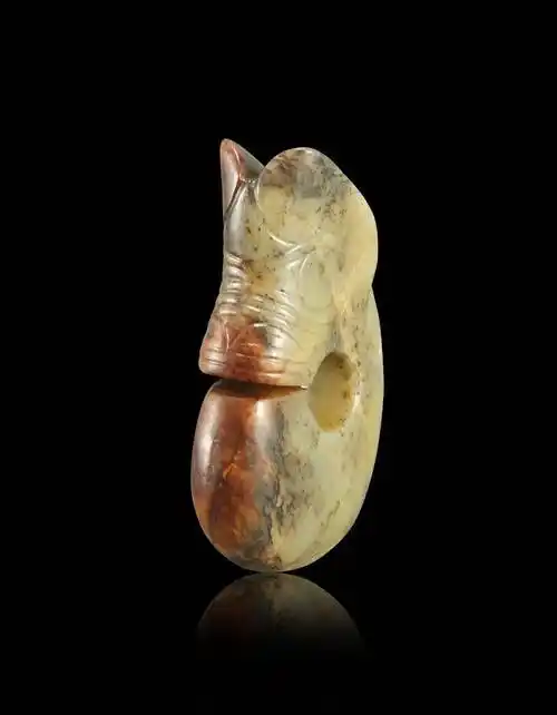 红山文化玉器非常的精美,其中最为著名的就是玉猪龙,这件玉猪龙头部