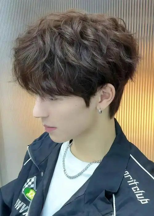 同时又不失时尚感;中长发的造型烫则更具艺术气息,展现出男士的优雅与