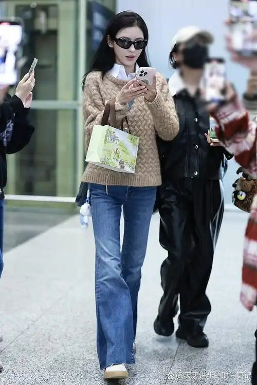 热点新知# 张予曦机场街拍,她穿了一件浅驼色的圆领毛衣,这毛衣的