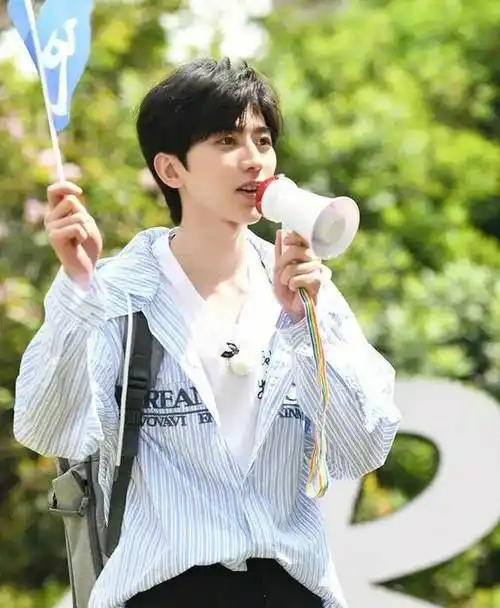 蔡徐坤退出,节目组找来了蔡徐坤曾经的队友范丞丞来顶替他的位置,从