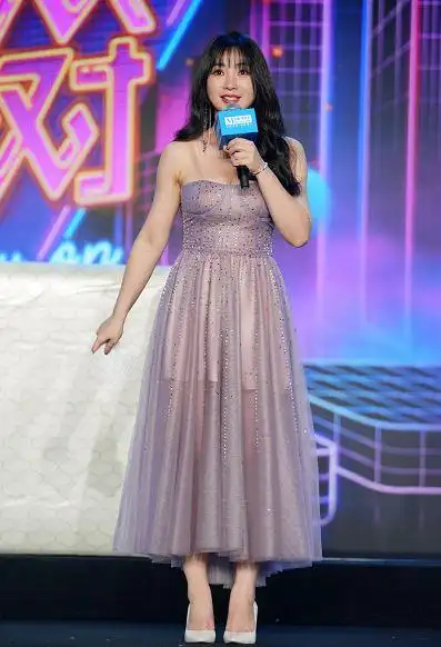 柳岩终于翻车了故意穿小号抹胸连衣裙秀身材130斤太真实