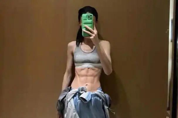 最近金晨在花样姐姐里又出圈了,还是泳装