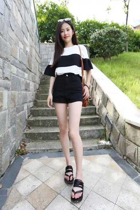 超百搭的短裤,又是高腰款,显高利器,搭配黑白条纹上衣,黑白搭永远是