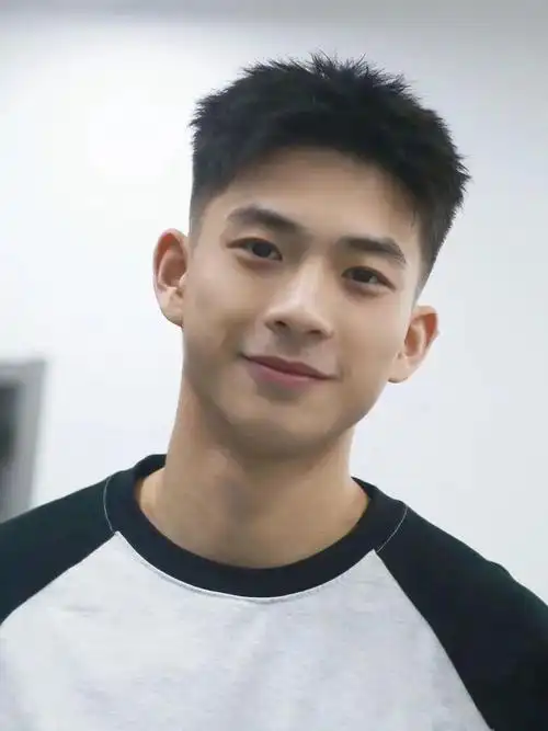 00后男生不要乱剪发型,这3款"少年感"发型帅气减龄,很合适|刘海|锅盖