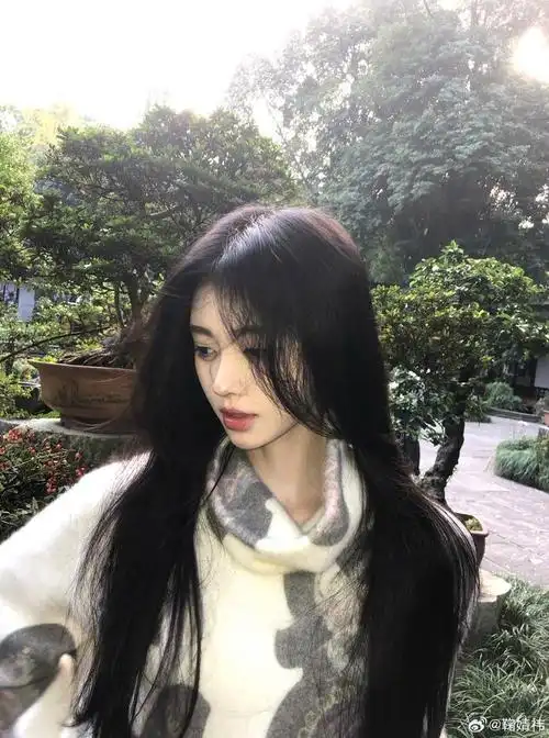 鞠婧祎穿白毛衣清纯可人 双手捧脸卖萌