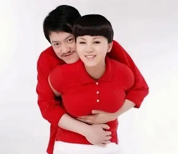 巩新亮身材丰满过头刺绣裙都快被撑开如果没整容早该大火了