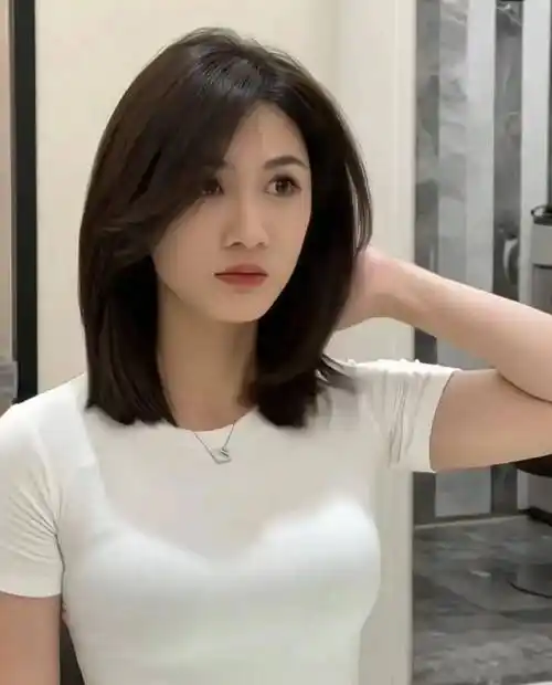 今年流行一种发型叫"锁骨发",洋气减龄显脸小,效果堪比整容