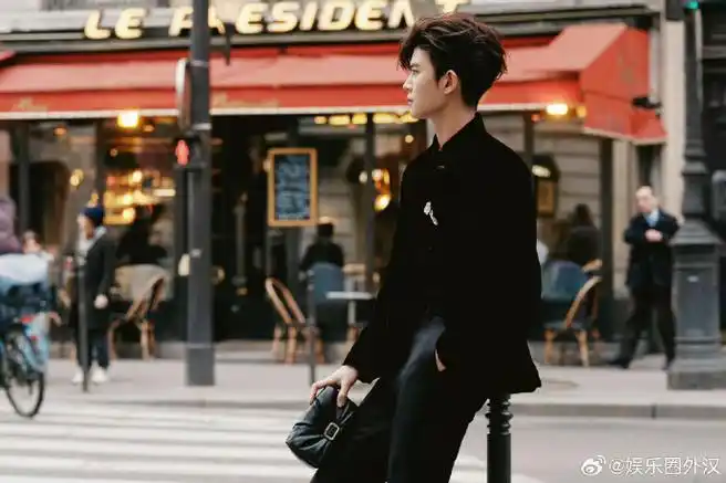 任嘉伦巴黎街头随拍##任嘉伦巴黎街头大片