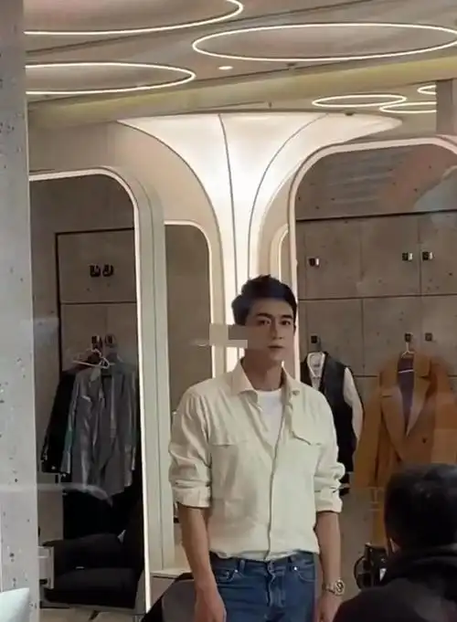 林更新现身自家理发店一进店门就被美女们吸引了目光