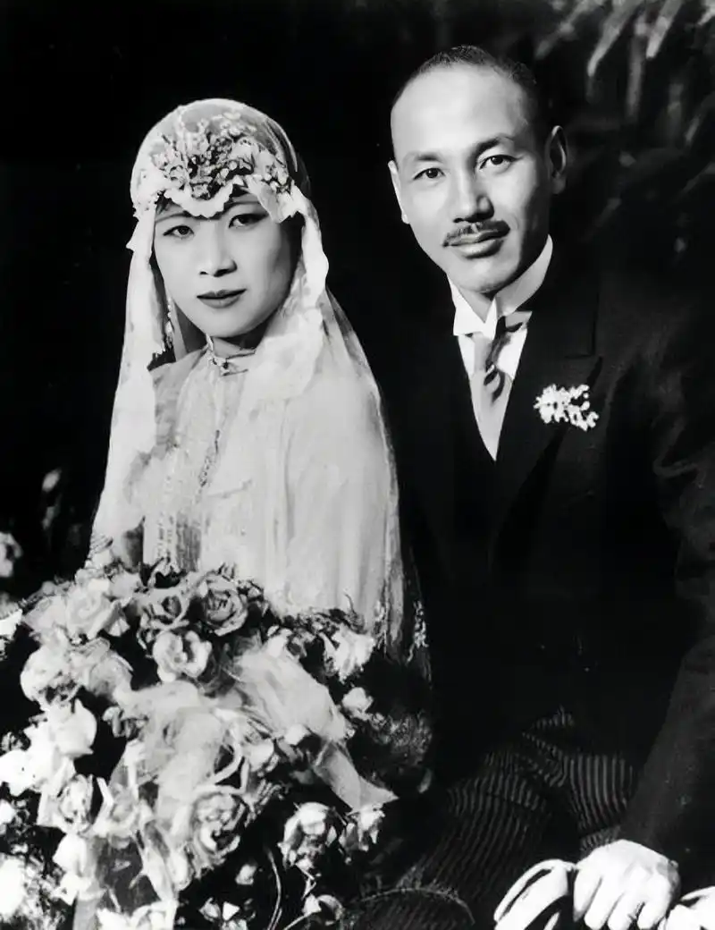 民国时期的婚礼,新郎一身黑色西装,新娘穿着帽式婚纱,从照片来看,美龄