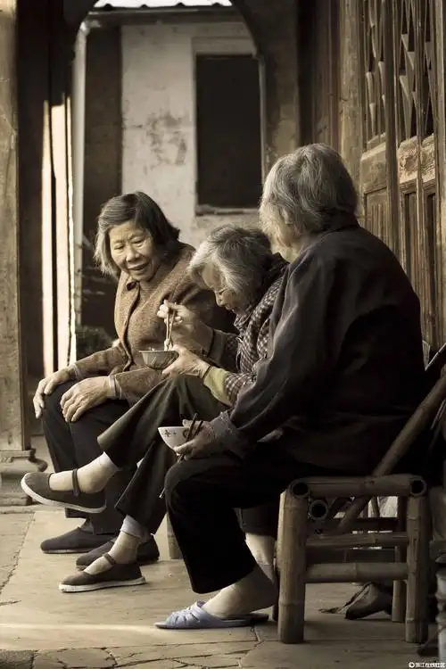 和谐邻里 友好欢快 摄于崇仁古镇