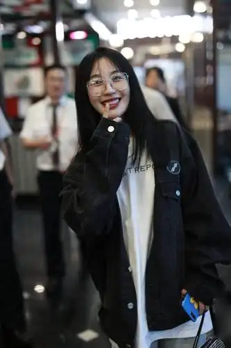 李菲儿下巴尖上半脸却有点宽,卖萌不停笑起来好似小甜心