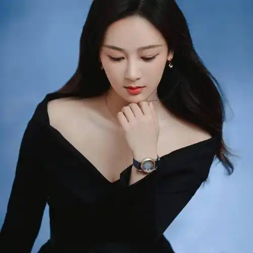 杨紫 身穿大v领黑色上衣,露出锁骨和肩颈,一头秀发披在肩上……_高清