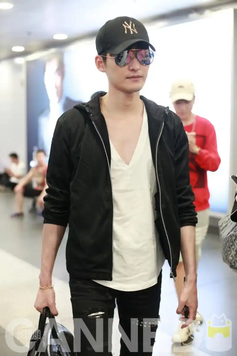 张翰现身机场,网友:翰哥的穿衣风格太诱惑了!