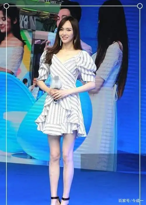 就像身高1.7米,体重却只有86斤的唐嫣,也穿着泡泡袖裙.