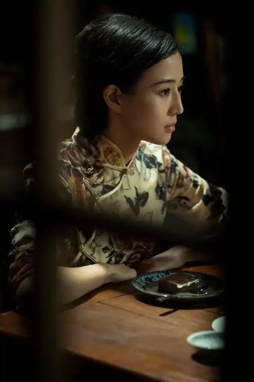 张钧甯穿旗袍变身东方古典美人 风韵十足-幽兰花香