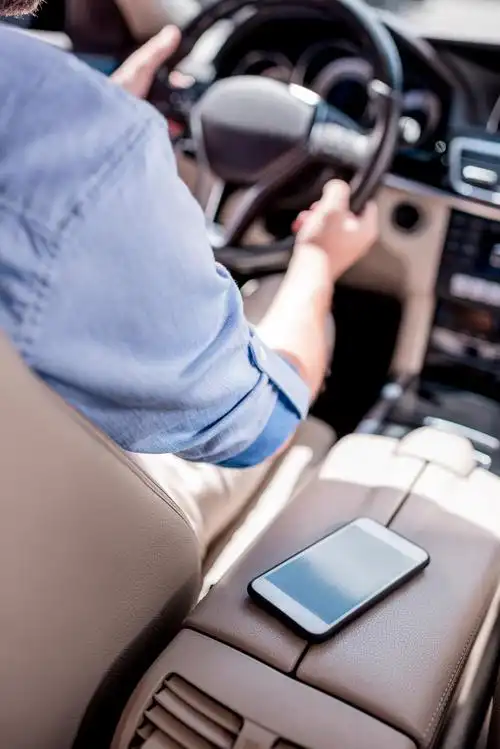 驾驶汽车的男子