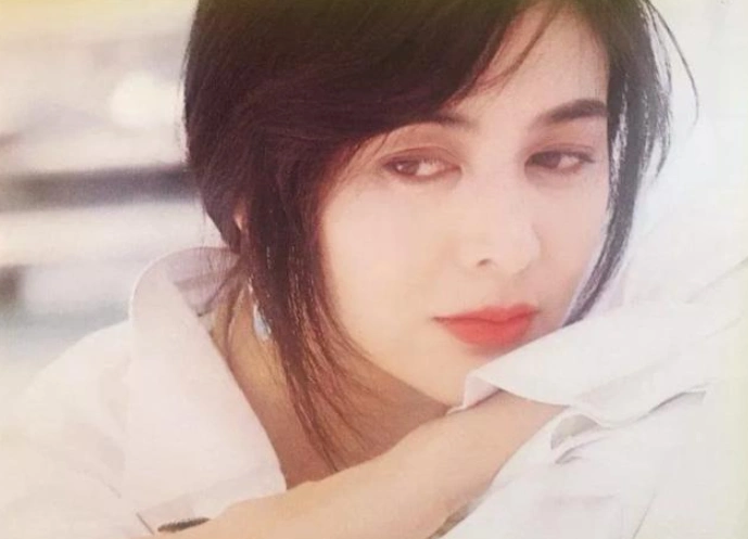 短发最考验女星的颜值,关之琳短发造型依然美得惊艳,攻气十足!