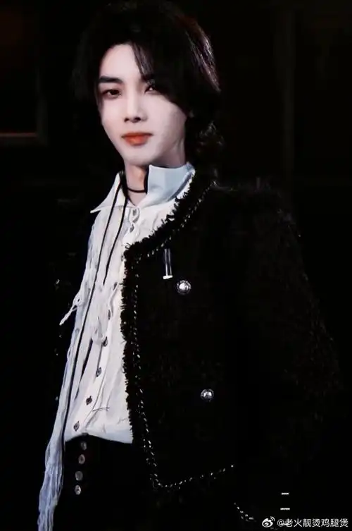 黑真发yyds飒飒留长发的样子,是我们飒妻妈最爱的样子#华晨宇王牌对