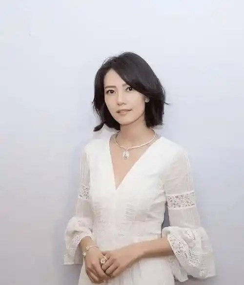 高圆圆不愧是气质女神,穿白色连衣裙配波波头,当妈后更有韵味.