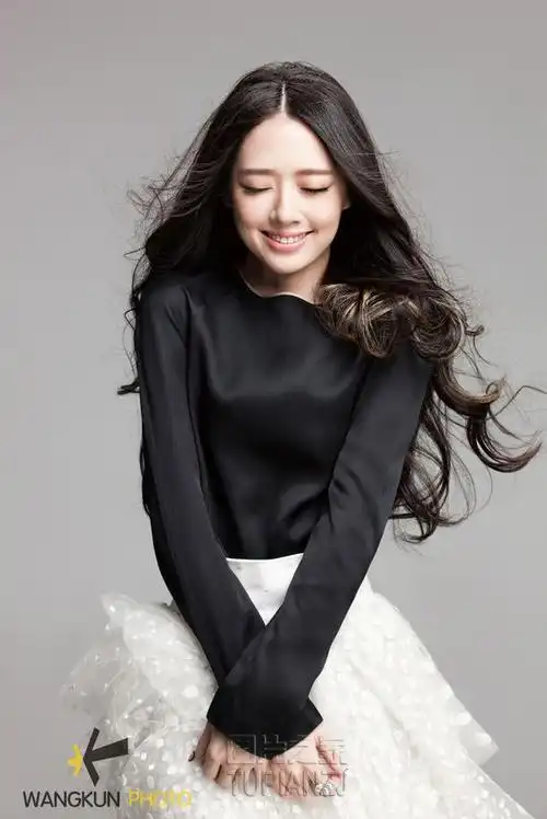 这是一组清纯美女图片,片中的她一袭黑裙,乌黑秀发,清纯时尚,.