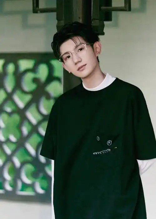 "王源粉色短发,对爱与快乐的理解,哪个更圈粉?