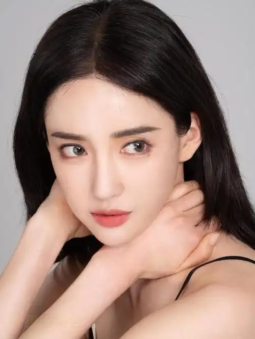 鼻子既然动过刀,就不要在阳光下拍照?看看杨颖,就知道为什么了