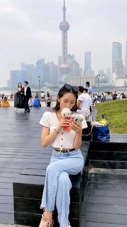 美女喝奶茶竟然会喝出一条狗,不看到最后,永远不知道发生了什么