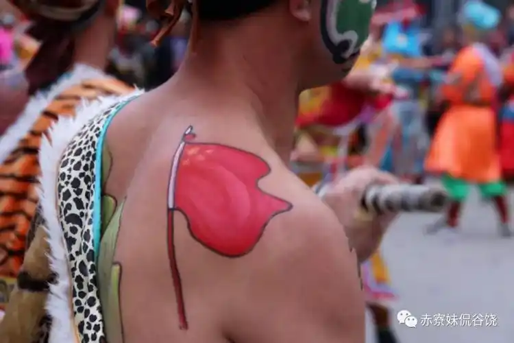 潮汕某地闹热,英歌兄的纹身亮了.