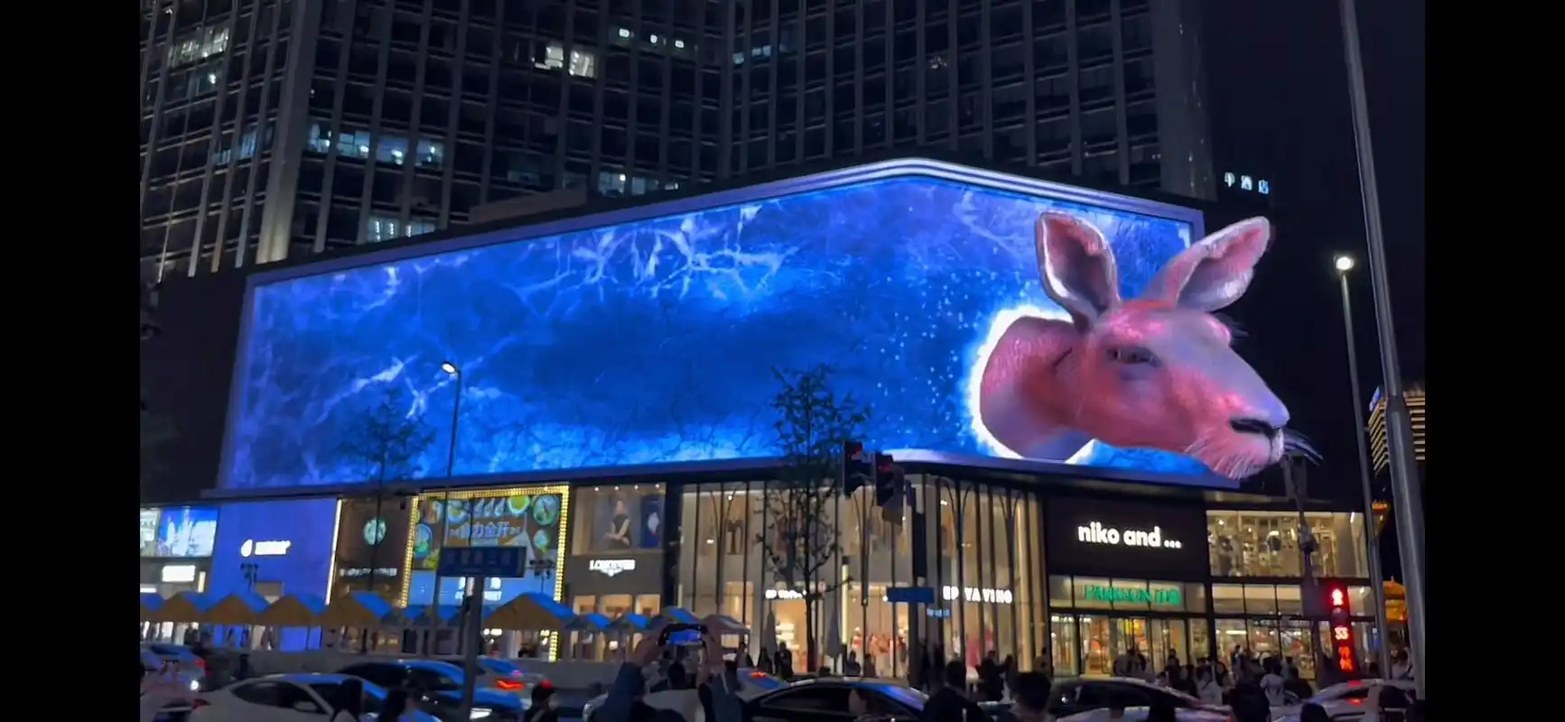 成都春熙路裸眼3d大屏,侏罗纪恐龙破窗而出,效果逼真,真的太震撼了!