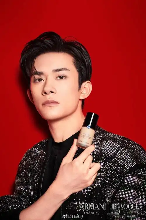 阿玛尼代言人易烊千玺向你发来亲选新品 今日份特别的爱给特别的你