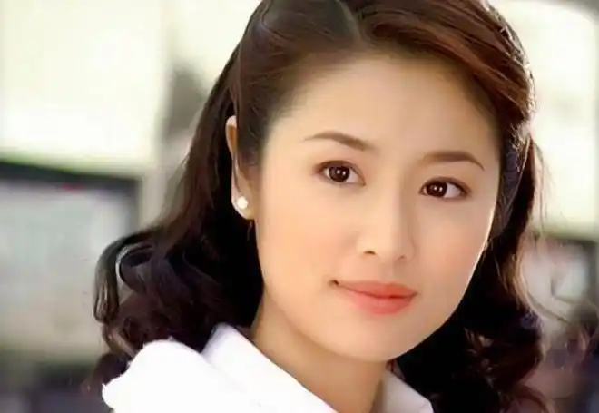 年轻时候的林心如简直就是神颜美人,一张标准的鹅蛋脸,一双灵动的大