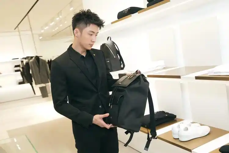 dior迪奥中国区香氛世家大使黄景瑜身穿dior·homme2018秋季gold