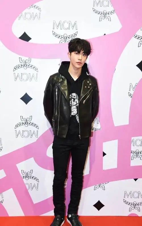 南柱赫皮衣帅气亮相活动裤子拉低造型分数短矮胖就是这样了