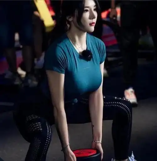 翘臀女孩刘太阳,健美比赛超"哇塞"的女裁判,身材让人过目不忘