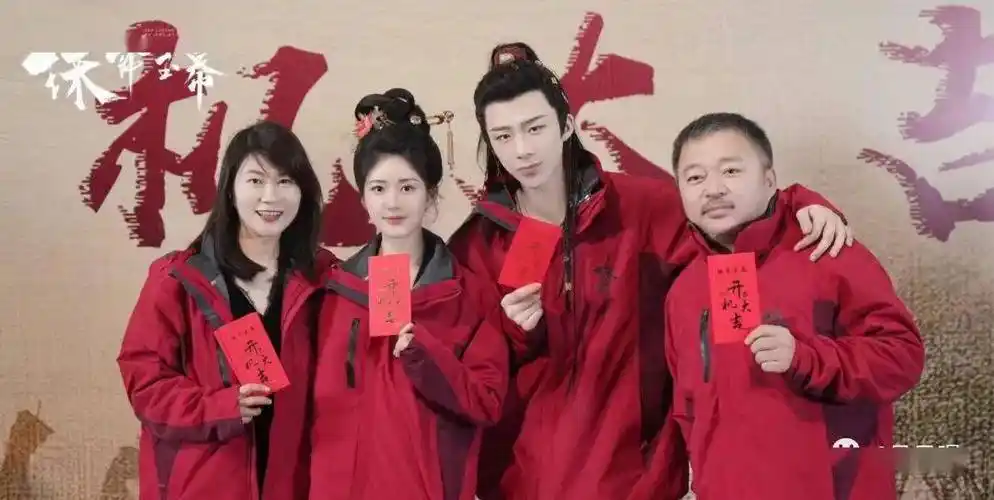 担当男二号的唐晓天,也算是大家较为熟悉的新晋小生,再加上丞磊和