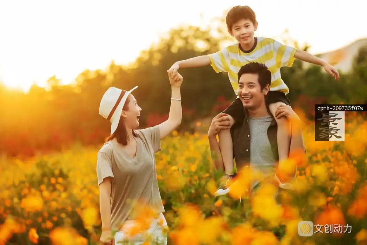 幸福的一家三口站在花丛中