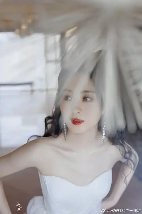 赵丽颖白色抹胸纱裙##赵丽颖西安见面会造型##赵丽颖西安见面会