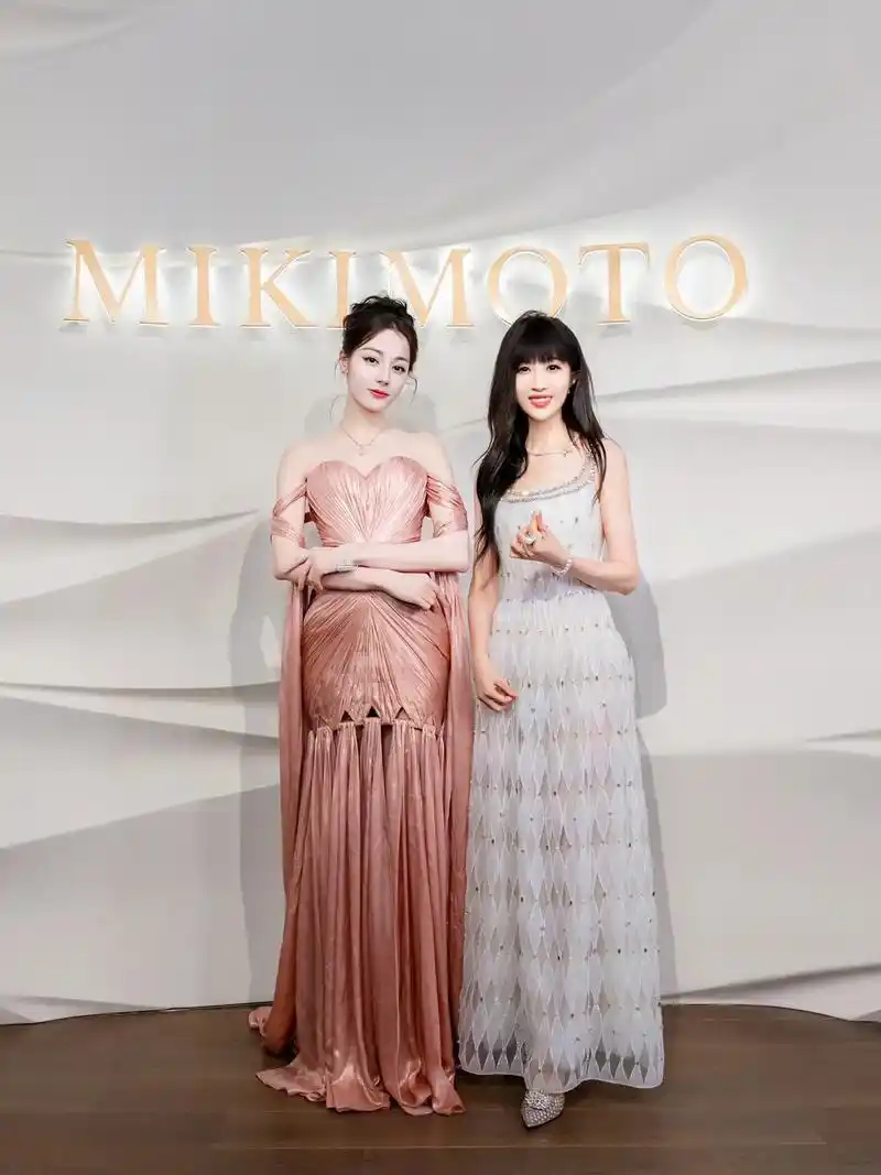 与迪丽热巴贴贴合影 我又是第1位7015.