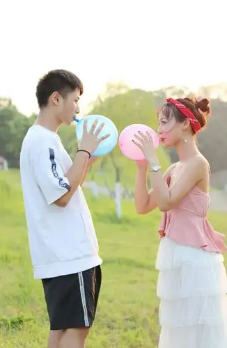 情侣写真两个相互喜欢的人在一起就是爱情最幸福的样子