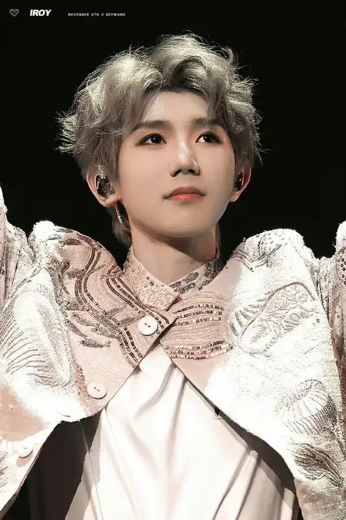 王源头发染了七个半小时#好真诚,发色好看!