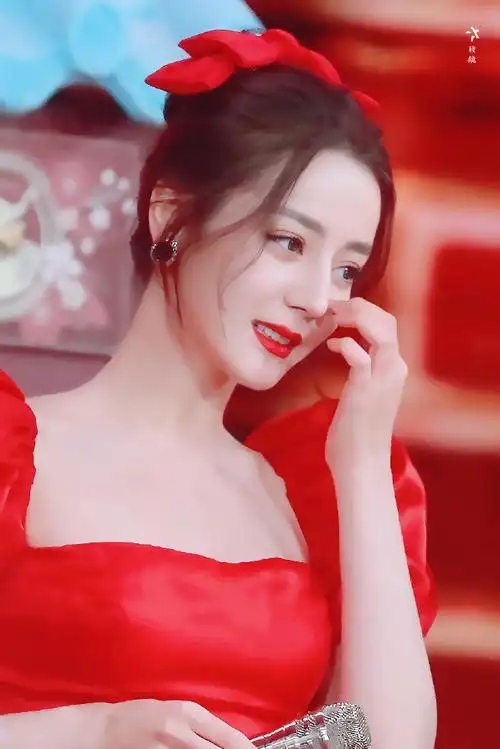 迪丽热巴红色泡泡袖公主裙##迪丽热巴北京春晚代言人