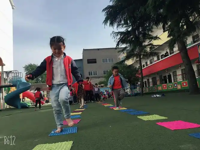 《克井蓝天幼儿园》朵朵一班——朵朵三班《好玩的指压板》