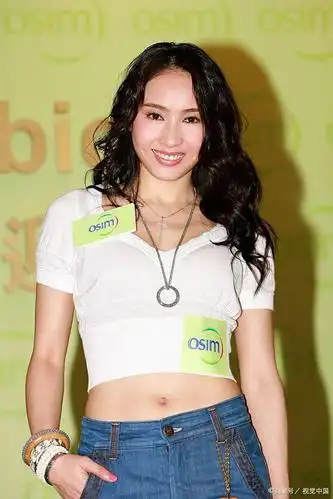 黎姿——浓黑眉毛宛如柳叶飘逸出尘,脉脉含情的双眸透着温婉柔光