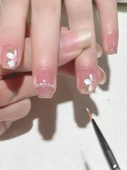 彩绘山茶花美甲的画法