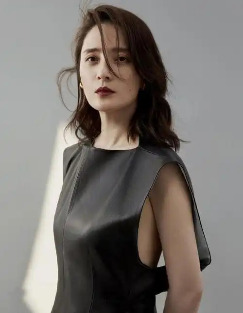 45岁蒋勤勤气质真好细格纹西装优雅知性人到中年有成熟韵味